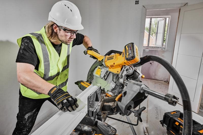 DEWALT Säge DCS781X2-QW, DCS781X2 im Einsatz durch Arbeiter mit Sicherheitskleidung.