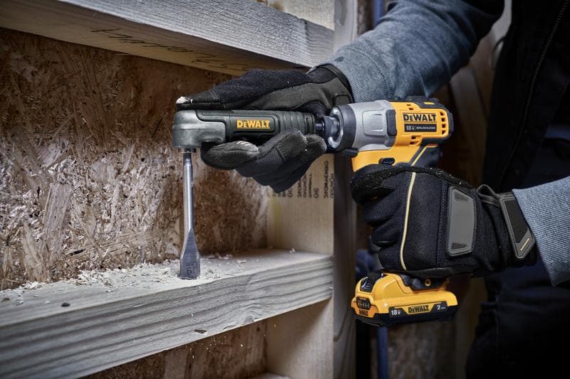 Person bohrt Holz mit DEWALT DT20500 Bohraufsatz und Akku-Bohrschrauber.