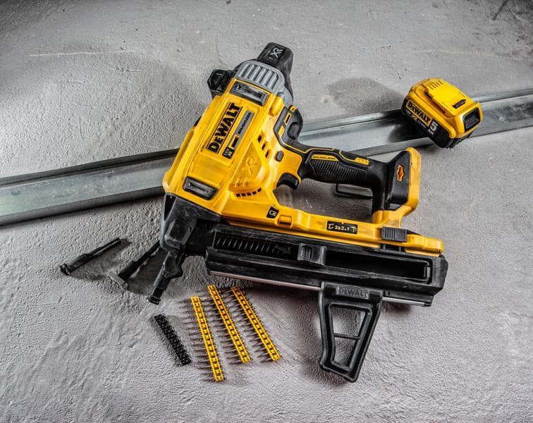 DEWALT DCN890P2 Akku-Nagler mit Zubehör und Befestigungen auf Betonfläche.