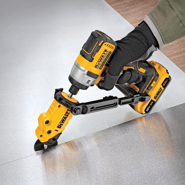 DEWALT Werkzeug mit Aufsatz schneidet Blech, bedient von einer behandschuhte Hand.