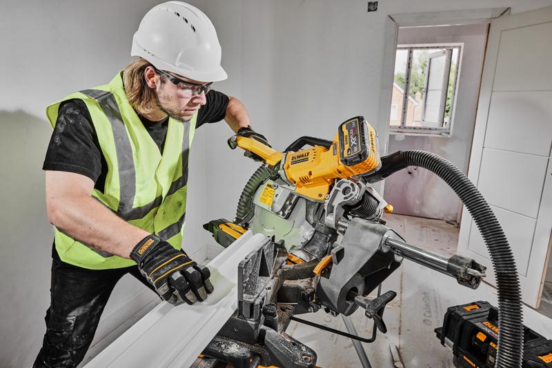 DEWALT Säge DCS781X2-QW, DCS781X2 im Einsatz durch Arbeiter mit Sicherheitskleidung.