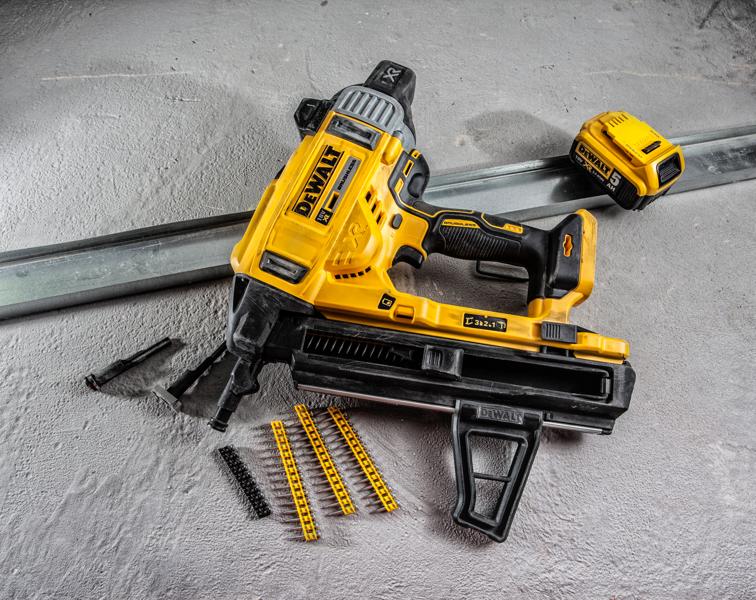 DEWALT DCN890P2 Akku-Nagler mit Zubehör und Befestigungen auf Betonfläche.